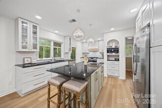 7601 Robin Crest Rd in Charlotte, NC - Building Photo - Building Photo