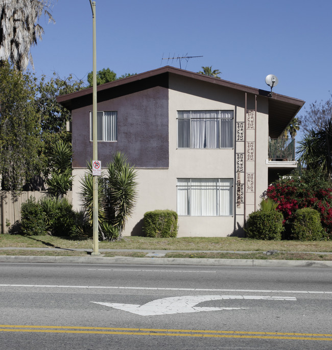 19435 Victory Blvd in Reseda, CA - Building Photo - Building Photo