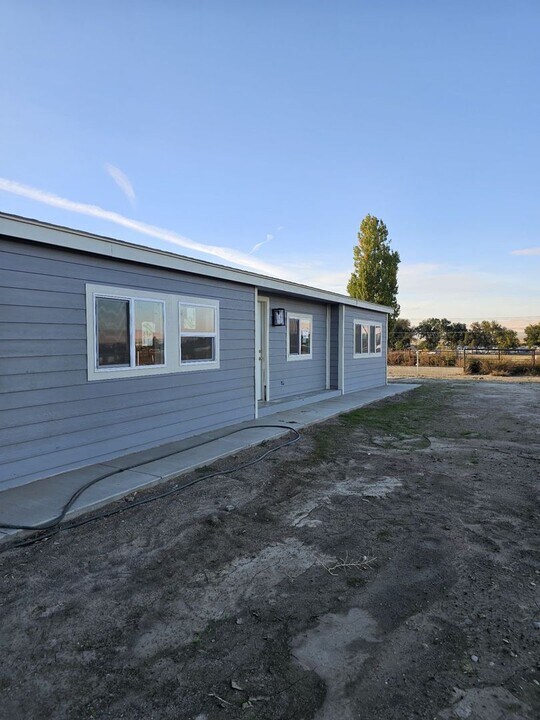 270 S Outlook Rd in Outlook, WA - Building Photo