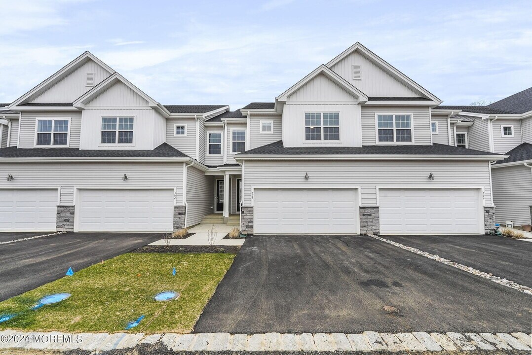 505 Pilot St in Marlboro, NJ - Foto de edificio
