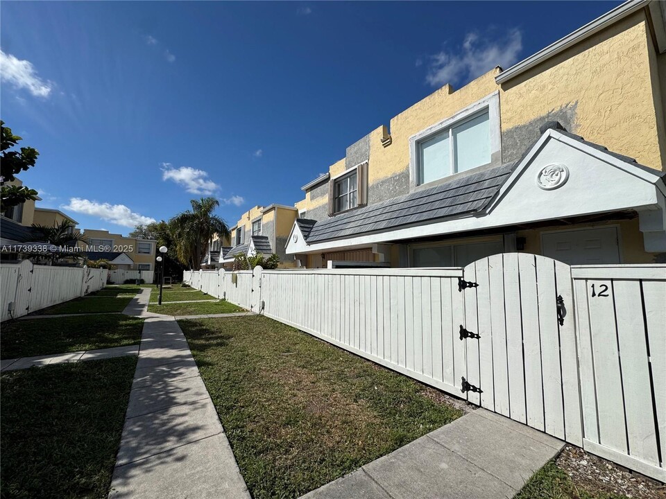 4580 SW 68th Ct Cir in Miami, FL - Building Photo