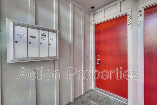 255 S Rengstorff Ave in Mountain View, CA - Foto de edificio - Building Photo