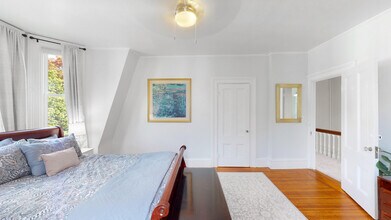 39 Cypress St, Unit 2 in Brookline, MA - Foto de edificio - Building Photo