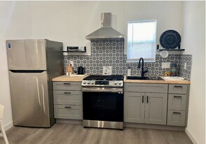 800 W Baker Ave in Fullerton, CA - Building Photo