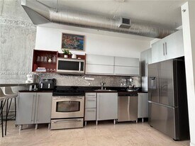 690 SW 1st Ct in Miami, FL - Building Photo
