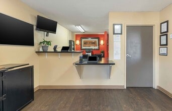 Furnished Studio-Bakersfield - California  in Bakersfield, CA - Foto de edificio - Building Photo