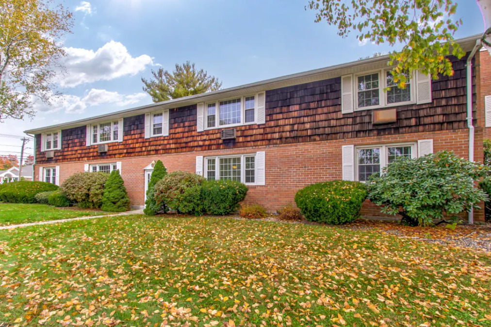 Suffield West Apartments in Suffield, CT - Foto de edificio