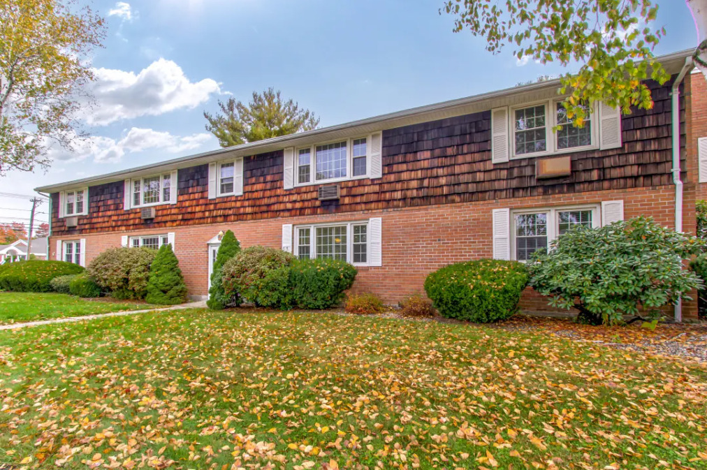 Suffield West Apartments in Suffield, CT - Building Photo