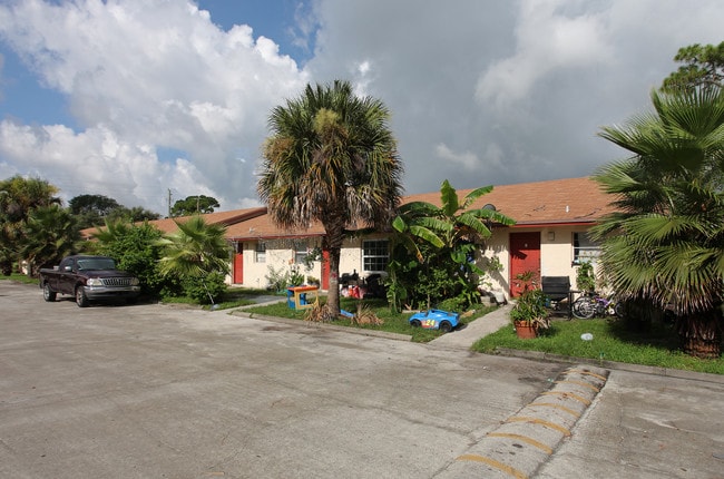 Bella Vista Gardens Apartments in West Palm Beach, FL - Foto de edificio - Building Photo