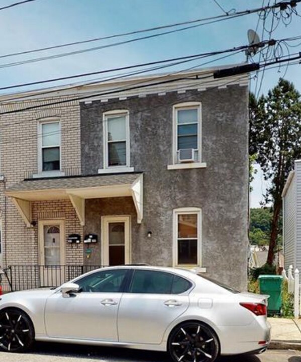 743 Pawnee St in Bethlehem, PA - Building Photo