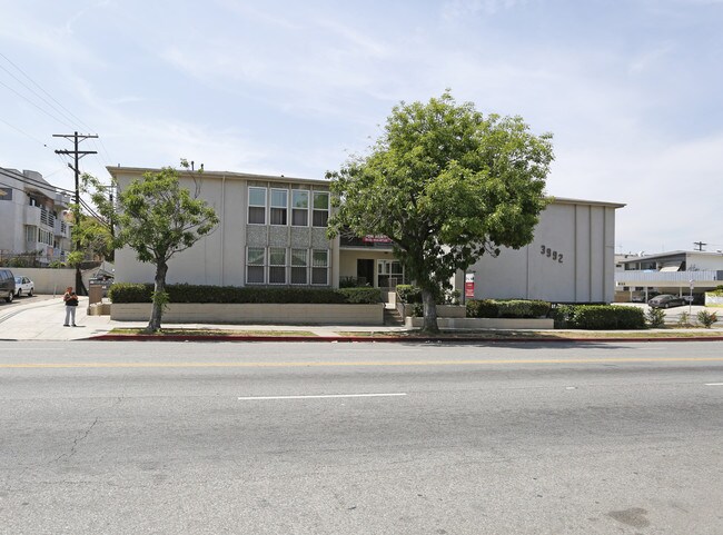 3992 W 8th St in Los Angeles, CA - Foto de edificio - Building Photo