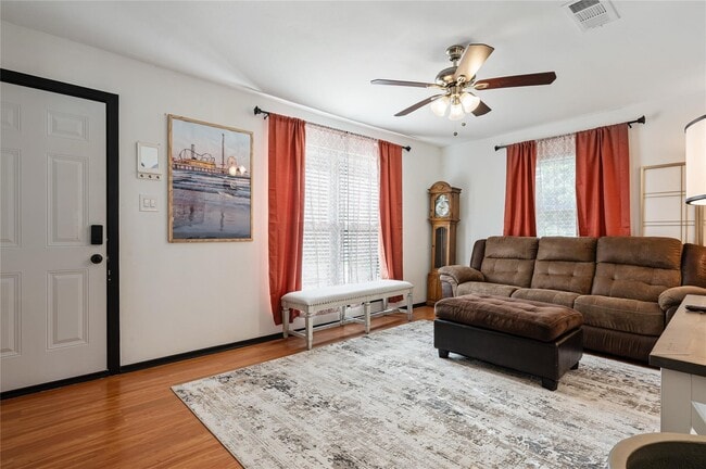 7018 Oleander Ln in Hitchcock, TX - Foto de edificio - Building Photo