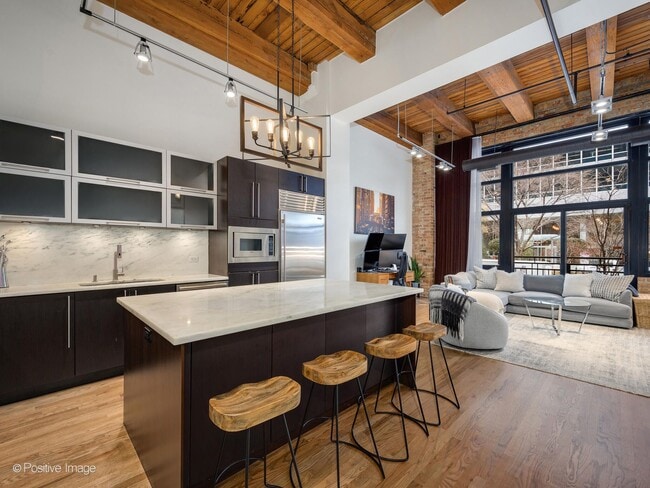 525 W Superior St in Chicago, IL - Building Photo - Building Photo