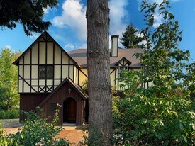 441 W D St in Springfield, OR - Building Photo