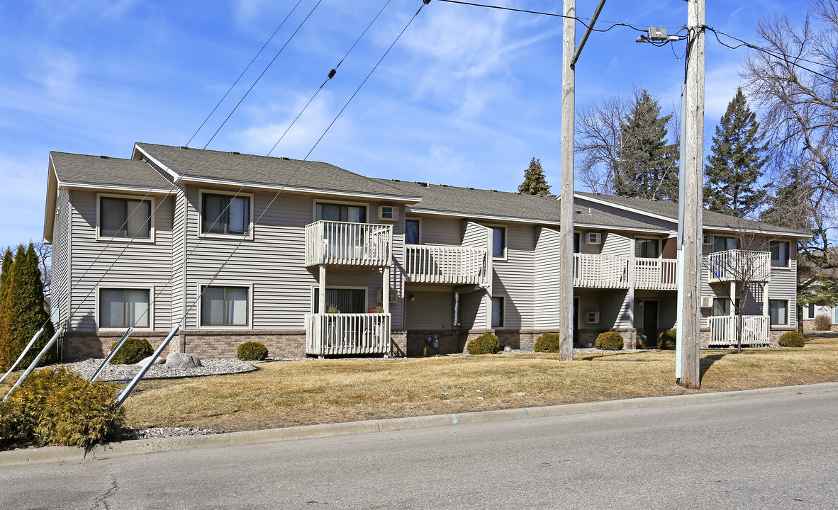 Meadowbrook Apartments in Buffalo, MN - Building Photo