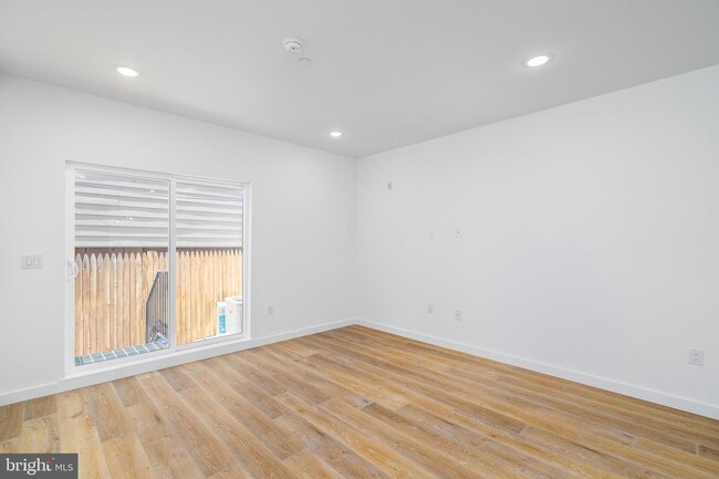 1729 Francis St-Unit -2 in Philadelphia, PA - Foto de edificio - Building Photo