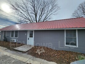 609 1st St W in Independence, IA - Building Photo