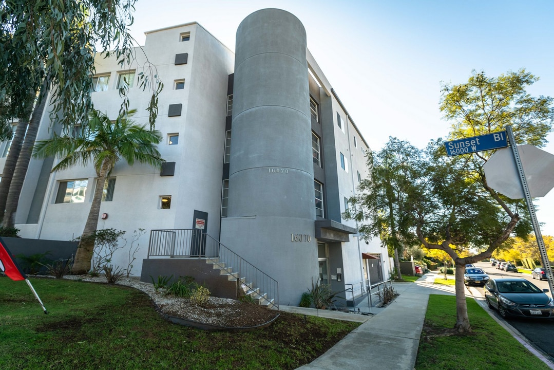 16070 Sunset Blvd in Pacific Palisades, CA - Foto de edificio