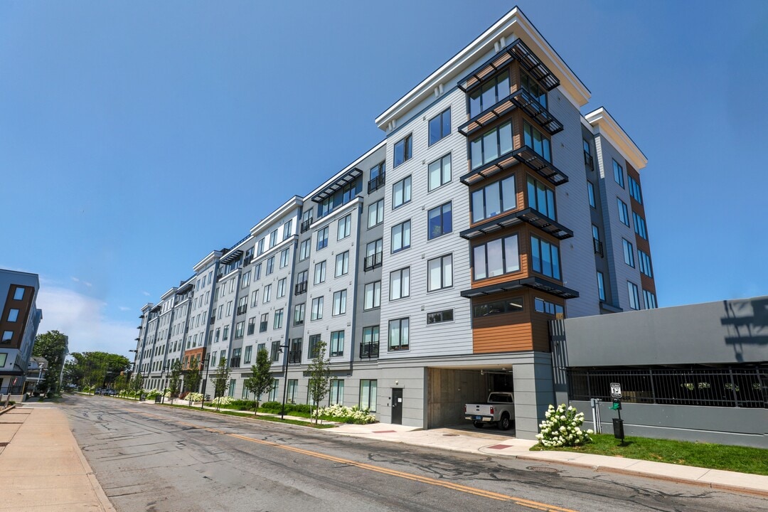 Canfield Park at Fairfield Metro in Bridgeport, CT - Foto de edificio