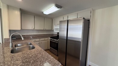 405 Stoney Point Way in Oceanside, CA - Foto de edificio - Building Photo