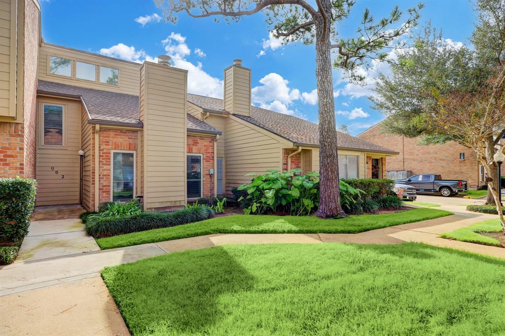 902 Memorial Village Dr in Houston, TX - Building Photo