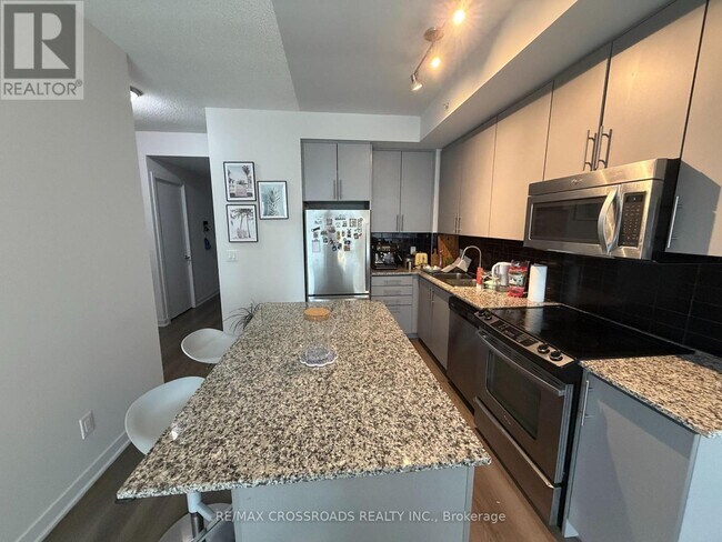 60 Berwick Ave in Toronto, ON - Building Photo - Building Photo