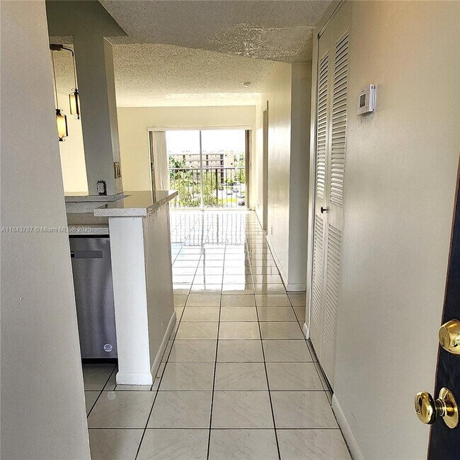 8550 N Sherman Cir in Miramar, FL - Building Photo - Building Photo