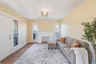 1321 E 48th St in Los Angeles, CA - Foto de edificio - Building Photo