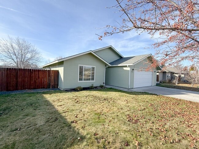 7438 Boyd Pl in Klamath Falls, OR - Building Photo - Building Photo