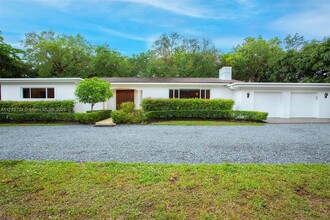 8750 SW 96th St in Miami, FL - Building Photo - Building Photo