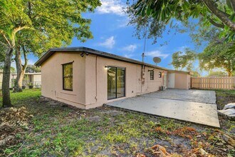 1142 NW 43rd Ter in Lauderhill, FL - Building Photo - Building Photo