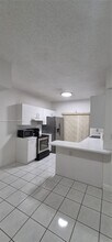 8019 Lake Dr in Doral, FL - Foto de edificio - Building Photo