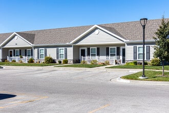 Traditions Villas (55+) in Belton, MO - Foto de edificio - Building Photo