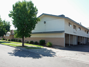 Cornerstone Apartments in Fresno, CA - Building Photo - Building Photo