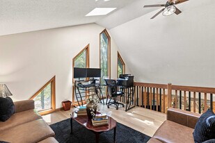 2174 Lakeview Dr E in Lake Ariel, PA - Building Photo