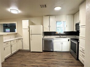 605 Vine St in Euless, TX - Building Photo - Building Photo