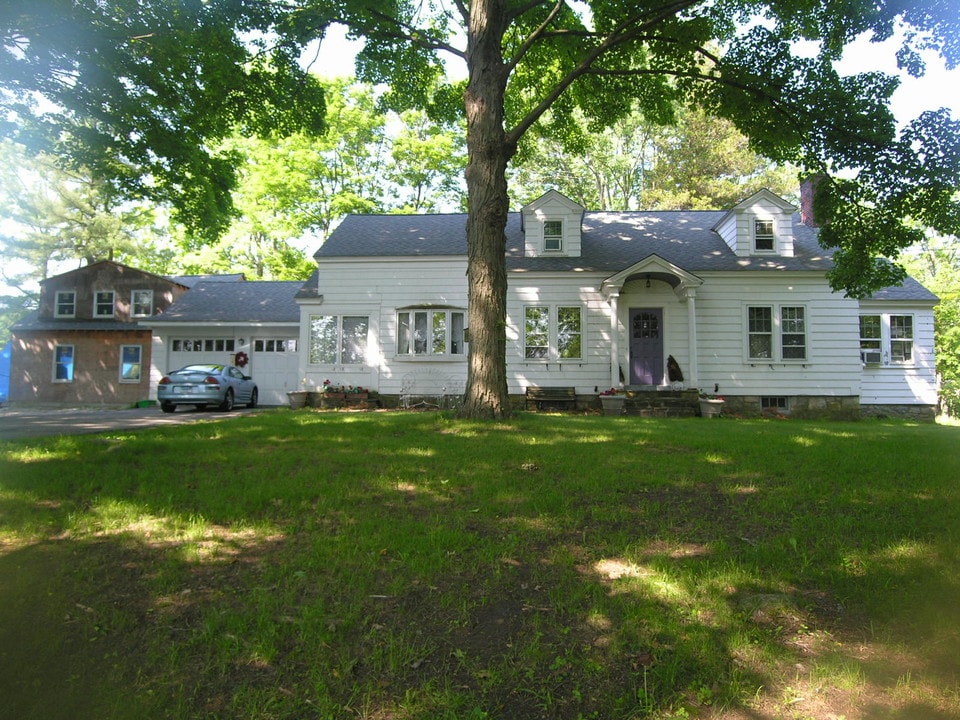 90 S Main St in Newtown, CT - Foto de edificio