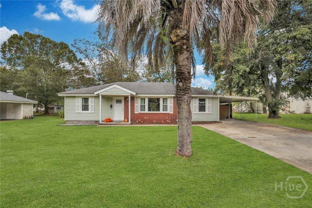 311 Birkenhead Rd in Savannah, GA - Building Photo