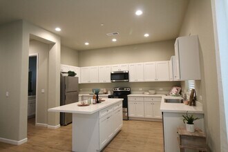 6008 E Sussex Way in Fresno, CA - Building Photo - Building Photo