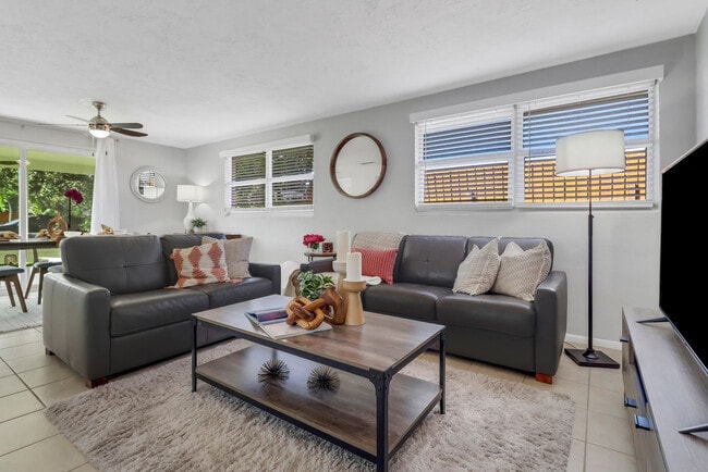 751 100th Ave N in Naples, FL - Foto de edificio - Building Photo