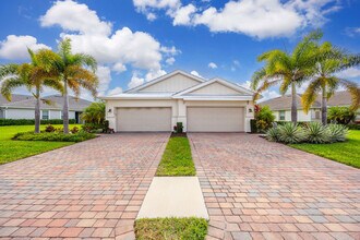 14610 Edgewater Cir in Naples, FL - Building Photo - Building Photo