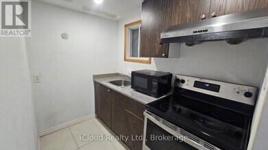 110 Wexford Blvd in Toronto, ON - Building Photo - Building Photo