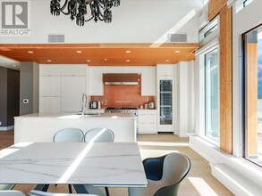 6707-6707 Nelson Ave in West Vancouver, BC - Building Photo - Building Photo
