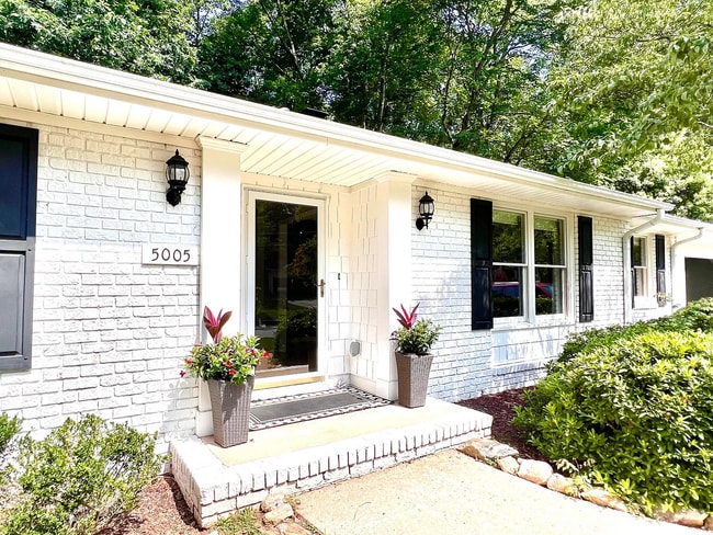 5005 N Hills Dr in Raleigh, NC - Building Photo - Building Photo