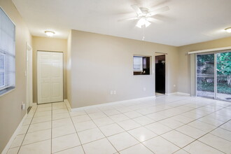 7311 Miramar Pkwy in Miramar, FL - Building Photo - Building Photo