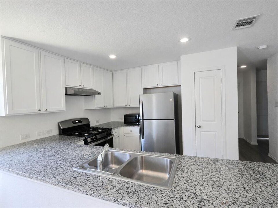 5910 Antonio Pl in Seguin, TX - Building Photo