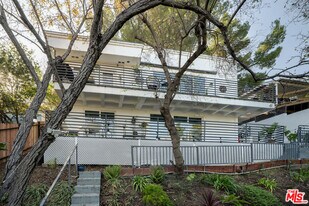 467 Canyon Vista Dr in Los Angeles, CA - Building Photo