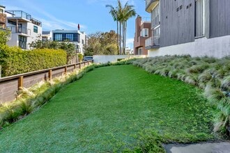 24 Westwind St, Unit G in Marina Del Rey, CA - Building Photo - Building Photo