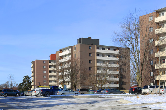 Chicopee Terrace in Kitchener, ON - Building Photo - Building Photo