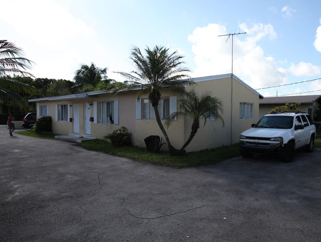 14200-14210 SW 88th Ave in Miami, FL - Foto de edificio - Building Photo